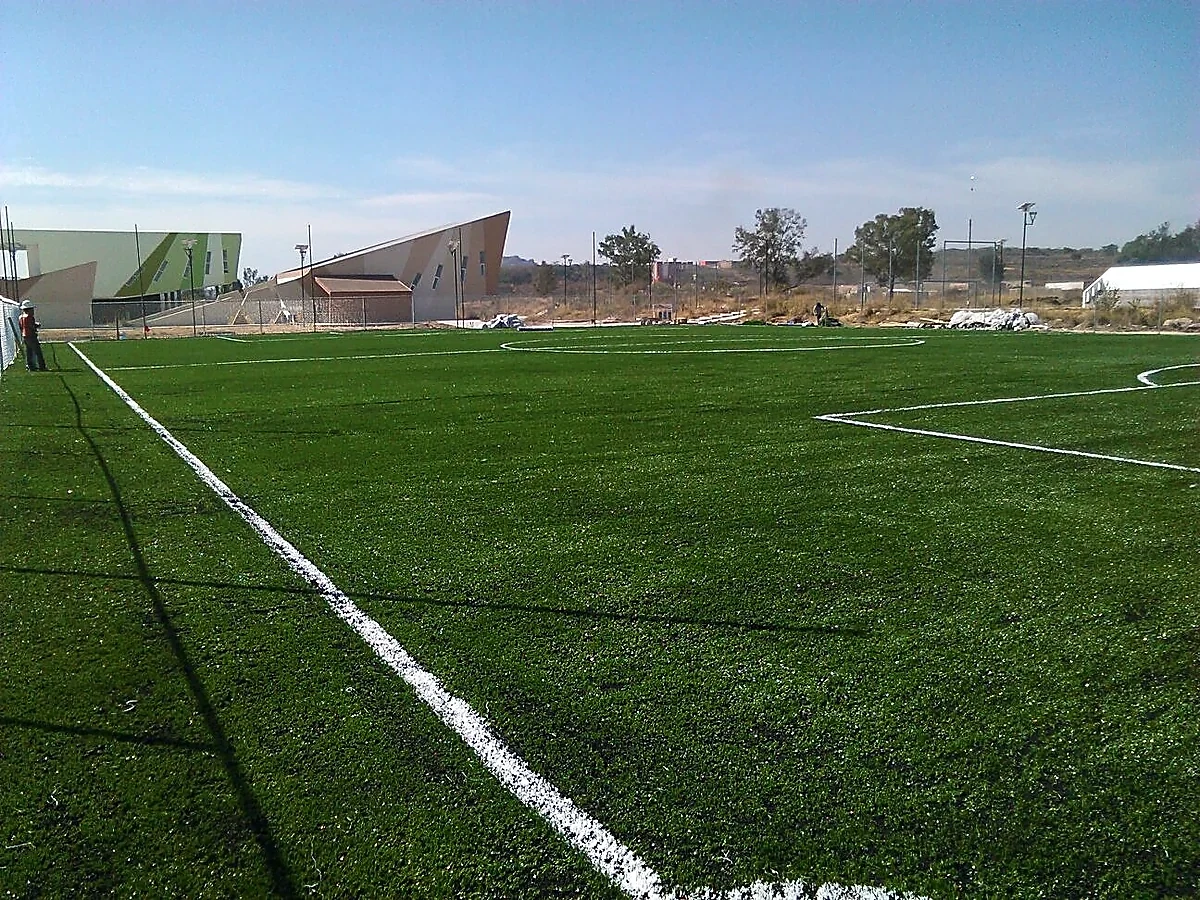 Cancha de fútbol soccer con pasto sintético en Tonalá, Jalisco: otra vista de la cancha