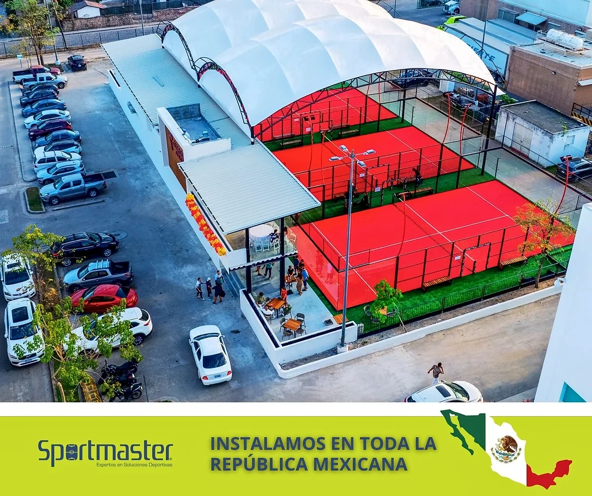 Cancha de pádel con pasto sintético en Cumarú Padel Club, Puerto Vallarta