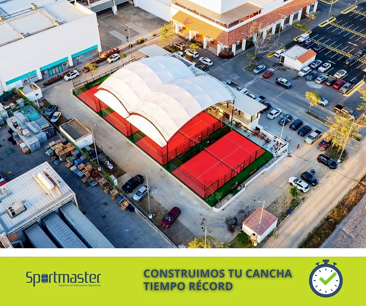 Cancha de pádel con pasto sintético en Cumarú Padel Club, Puerto Vallarta, Jalisco: la cancha desde otro ángulo