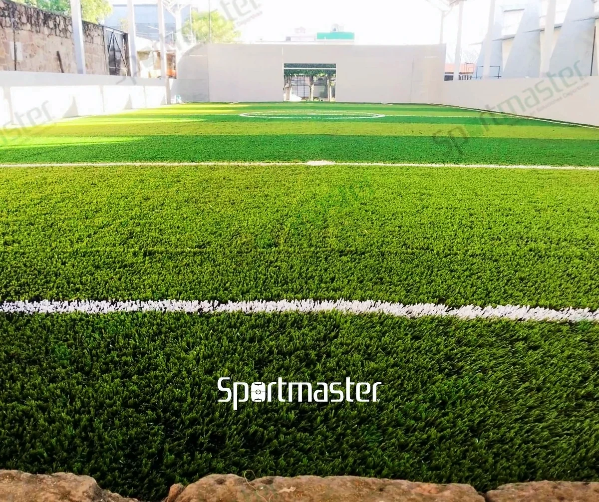 Cancha de fútbol 5 con pasto sintético en Benemérita y Centenaria Escuela Normal Urbana Federal, Morelia, Michoacán: líneas insertadas en el pasto sintético
