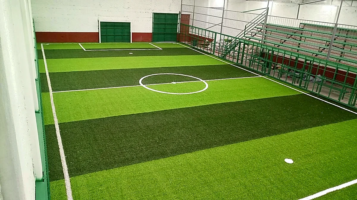 Cancha de fútbol 5 con pasto sintético en Campo Deportivo de Lago, Morelia, Michoacán: líneas insertadas en el pasto sintético