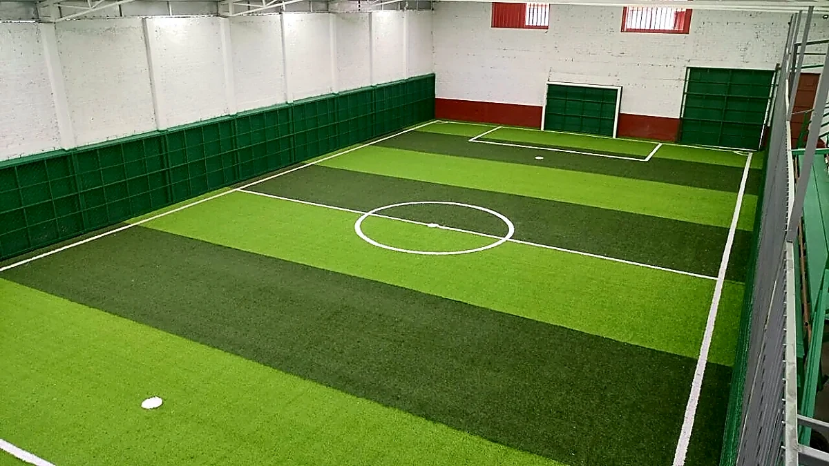 Cancha de fútbol 5 con pasto sintético en Campo Deportivo de Lago, Morelia, Michoacán: la cancha desde la línea lateral