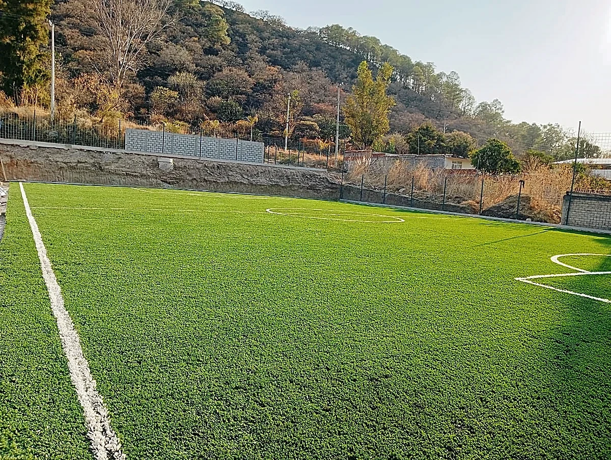 Cancha de fútbol 5 con pasto sintético en Escuela de Futbol Fénix, Zinapécuaro
