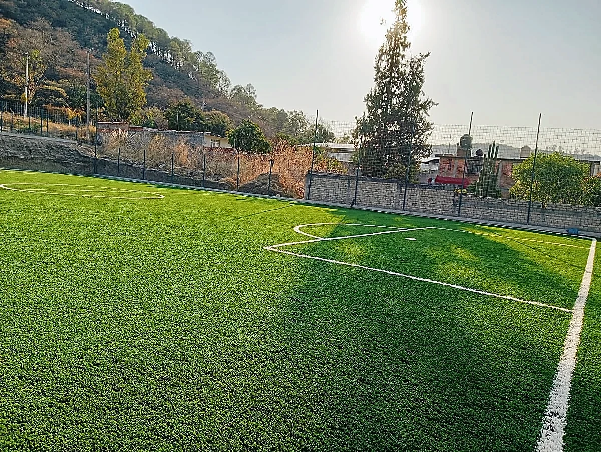 Cancha de fútbol 5 con pasto sintético en Escuela de Futbol Fénix, Zinapécuaro, Michoacán: líneas insertadas en el pasto sintético