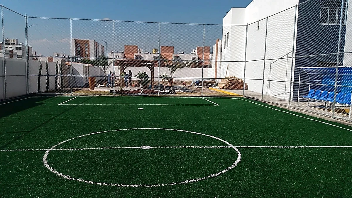 Cancha de fútbol 5 con pasto sintético en Morelia, Michoacán: la cancha desde la línea lateral