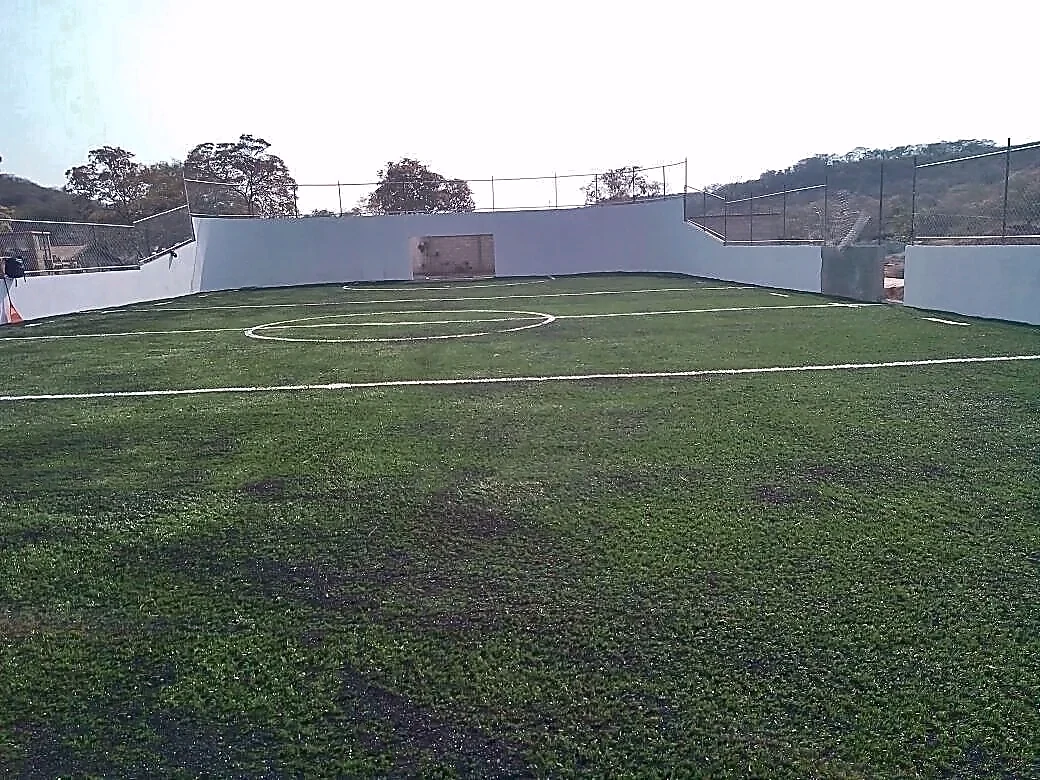 Cancha de fútbol 5 con pasto sintético en Unidad Deportiva Melchor Ocampo, Tuzantla, Michoacán: líneas insertadas en el pasto sintético