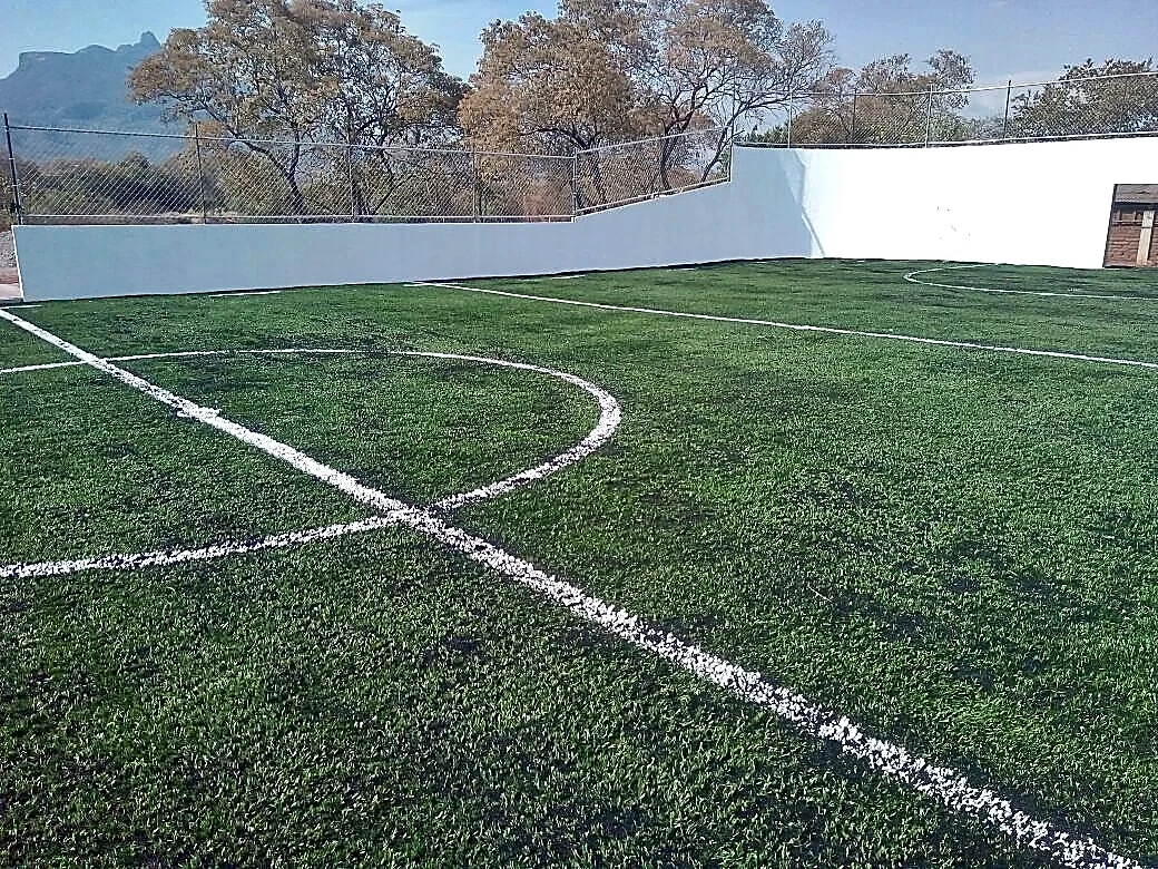 Detalle del pasto sintético de la cancha de fútbol 5 en Tuzantla, Michoacán