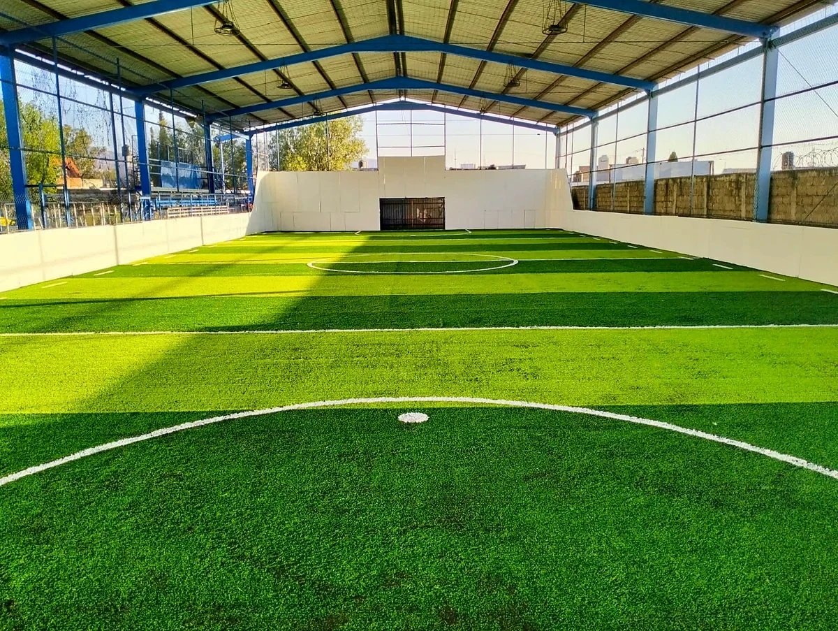 Cancha de fútbol 7 con pasto sintético en Cancha Monarca, Morelia, Michoacán: líneas de juego insertadas en el mismo pasto