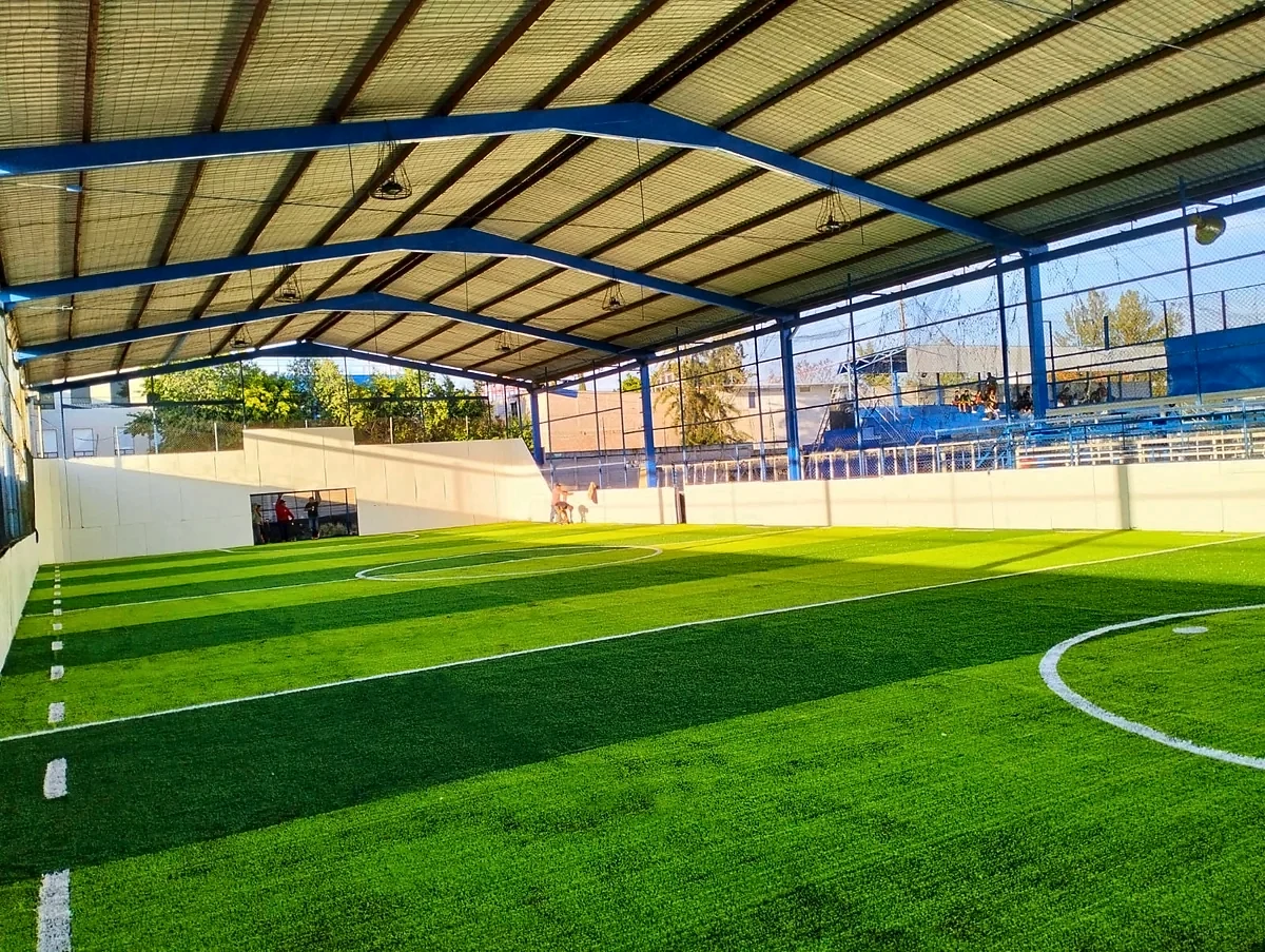 Cancha de fútbol 7 con pasto sintético en Cancha Monarca, Morelia, Michoacán: la cancha desde la línea lateral
