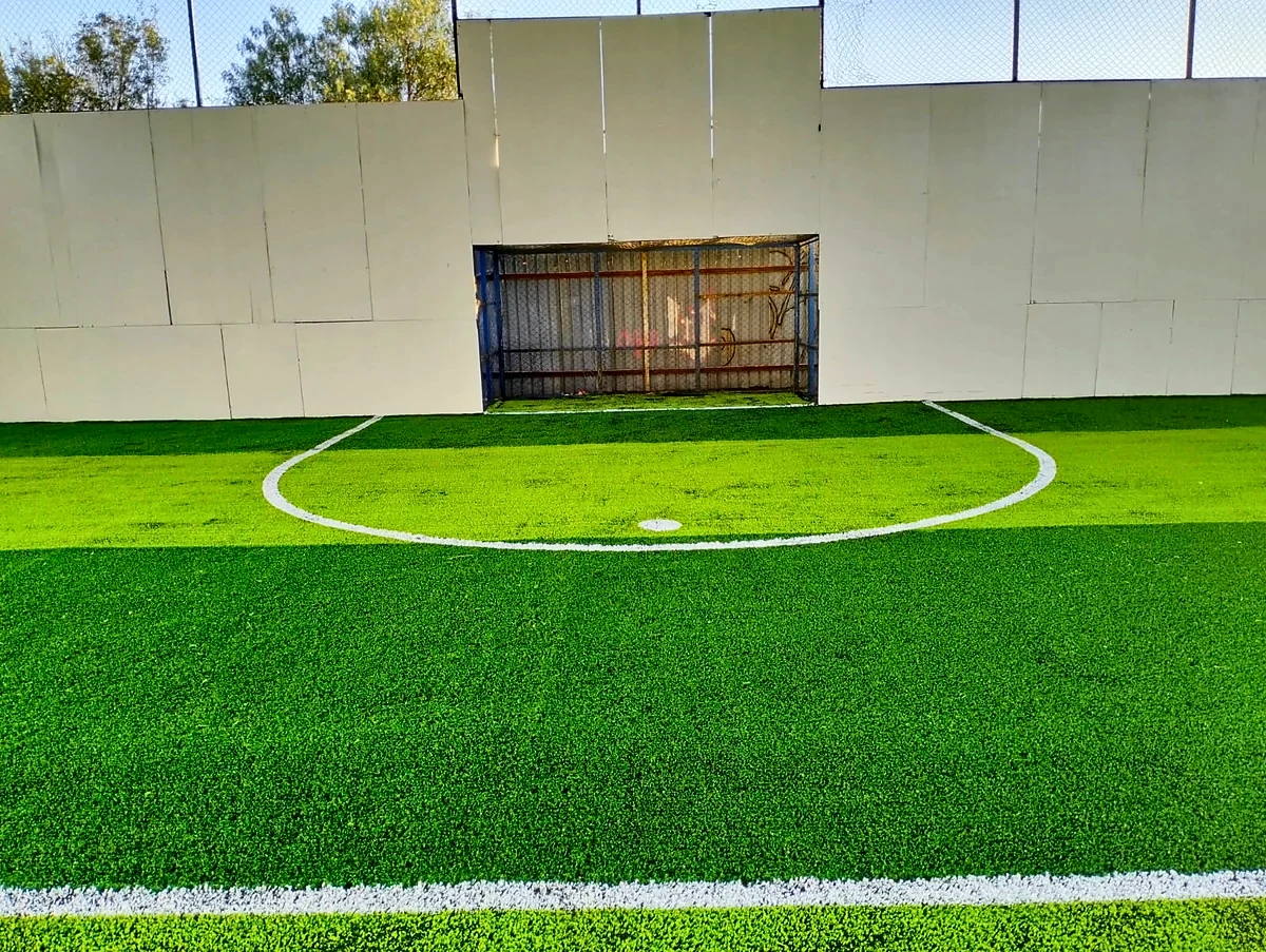 Cancha de fútbol 7 con pasto sintético en Cancha Monarca, Morelia, Michoacán: vista de la cancha y su entorno