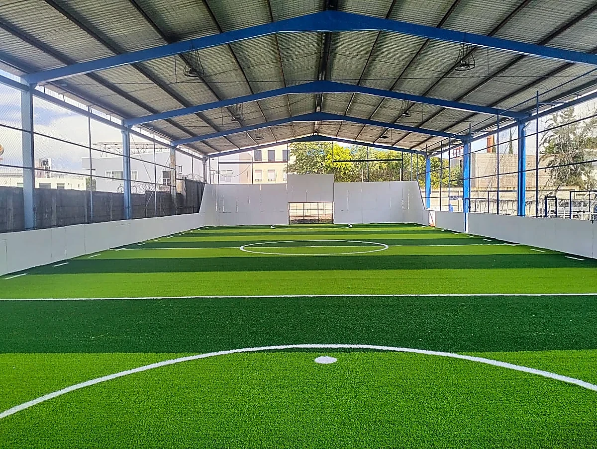 Detalle del pasto sintético de la cancha de fútbol 7 en Morelia, Michoacán