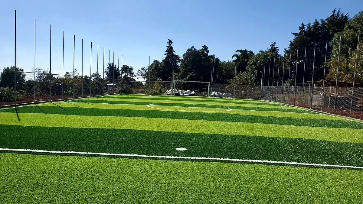 Cancha de fútbol 7 con pasto sintético en Salvador Escalante, Michoacán: la cancha desde la línea lateral