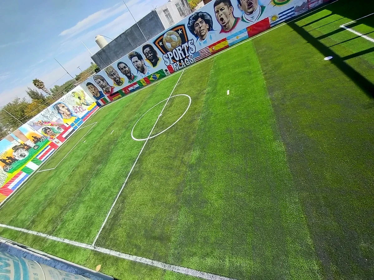 Cancha de fútbol 7 con pasto sintético en Sport Flags, Copándaro de Galeana, Michoacán: la cancha desde la línea lateral