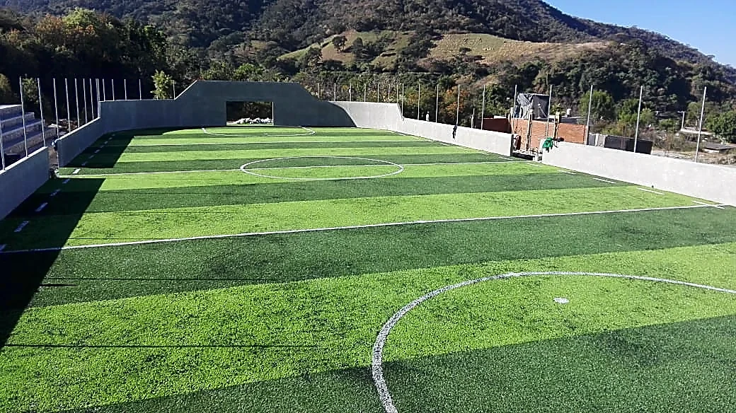 Cancha de fútbol rápido con pasto sintético en Campo Deportivo la Palma, Zitácuaro, Michoacán: la cancha desde la línea lateral