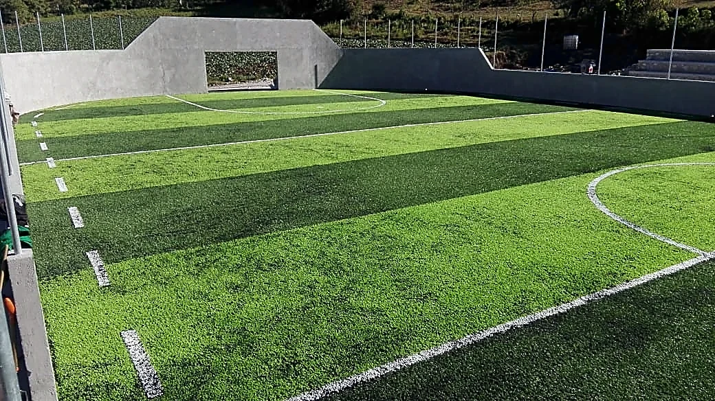 Cancha de fútbol rápido con pasto sintético en Campo Deportivo la Palma, Zitácuaro, Michoacán: otra vista de la cancha