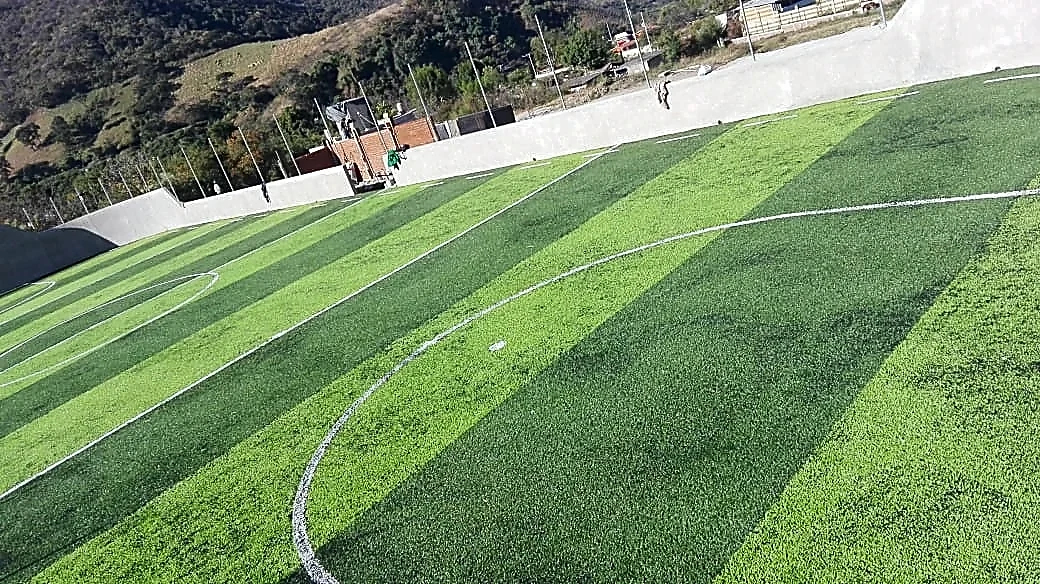 Cancha de fútbol rápido con pasto sintético en Campo Deportivo la Palma, Zitácuaro, Michoacán: pasto sintético deportivo recién cepillado