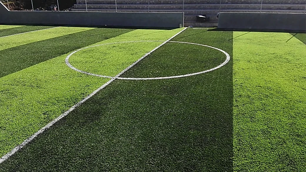 Detalle del pasto sintético de la cancha de fútbol rápido en Zitácuaro, Michoacán