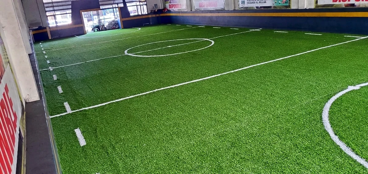 Cancha de fútbol rápido con pasto sintético en Cancha La Bombonera, Uruapan, Michoacán: líneas de juego insertadas en el pasto