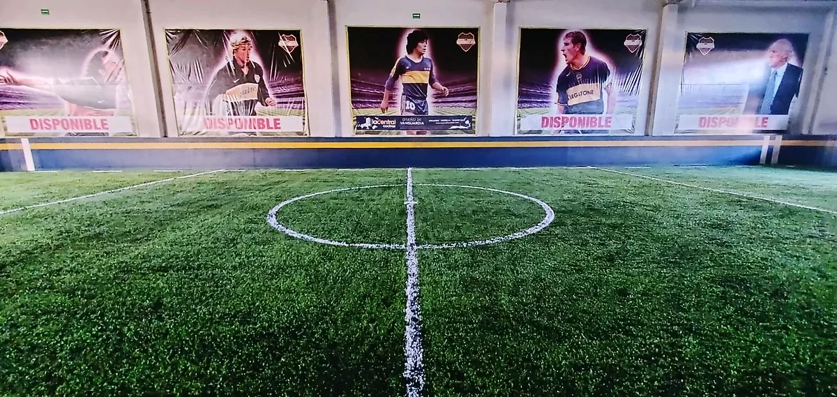 Cancha de fútbol rápido con pasto sintético en Cancha La Bombonera, Uruapan, Michoacán: pasto sintético deportivo recién cepillado