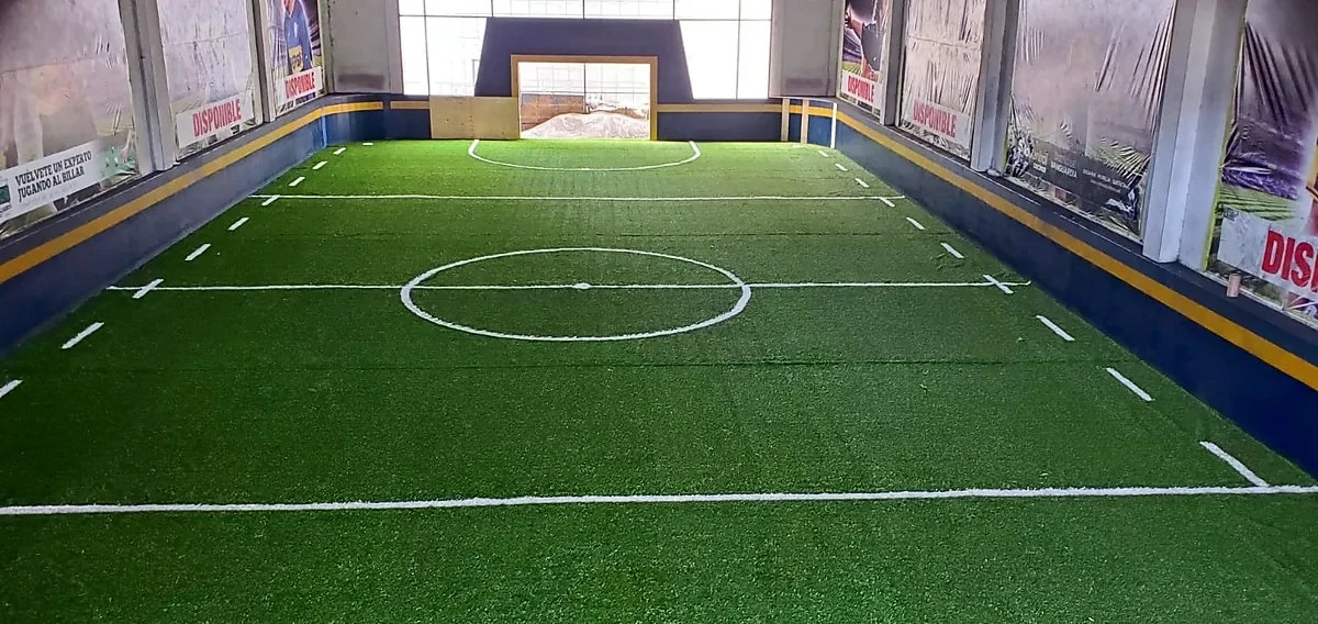 Cancha de fútbol rápido con pasto sintético en Cancha La Bombonera, Uruapan, Michoacán: la cancha desdel fondo