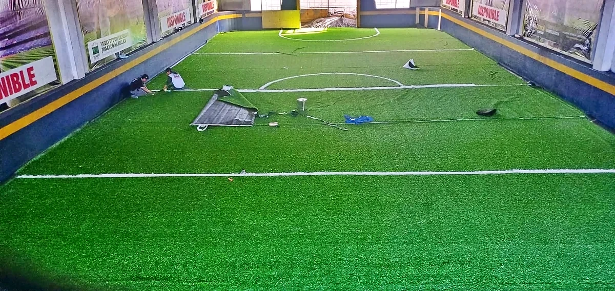 Detalle del pasto sintético de la cancha de fútbol rápido en Uruapan, Michoacán
