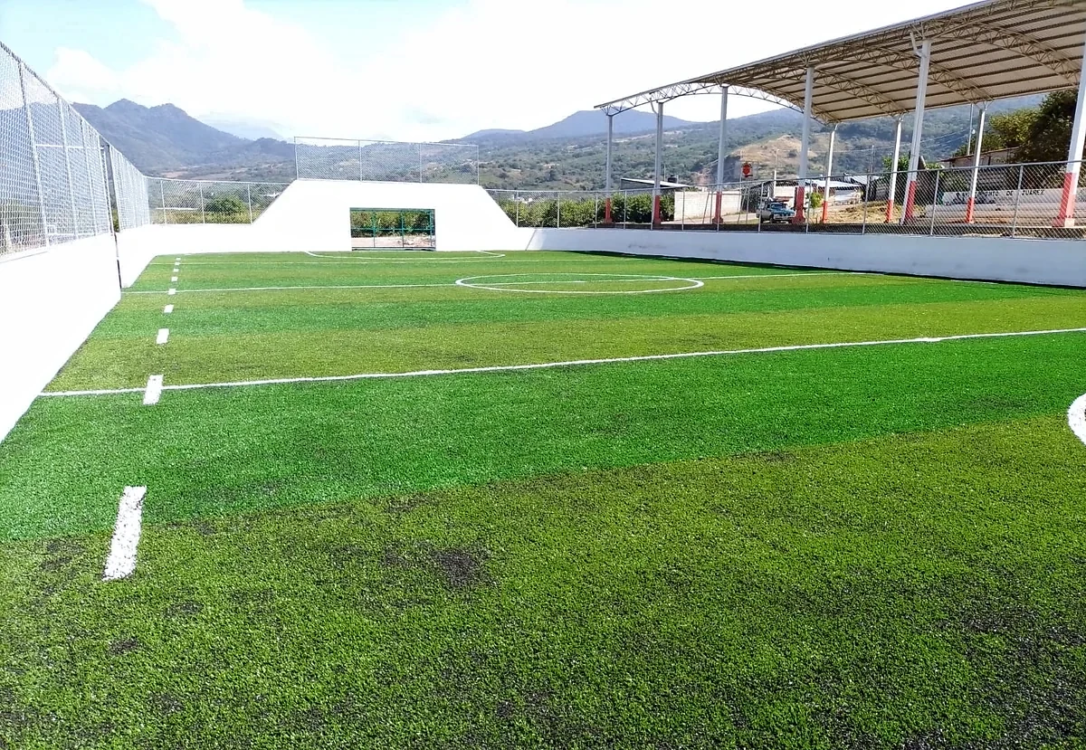 Cancha de fútbol rápido con pasto sintético en Cancha Localidad Santa Ana, Santa Ana de Guerrero, Michoacán: otra vista de la cancha