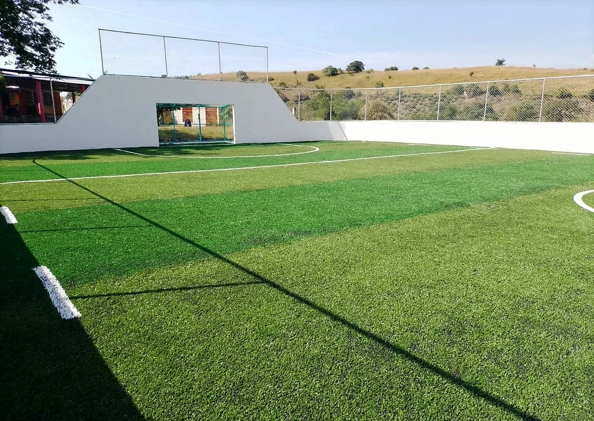 Cancha de fútbol rápido con pasto sintético en Cancha Localidad Santa Ana, Santa Ana de Guerrero, Michoacán: pasto sintético deportivo recién cepillado