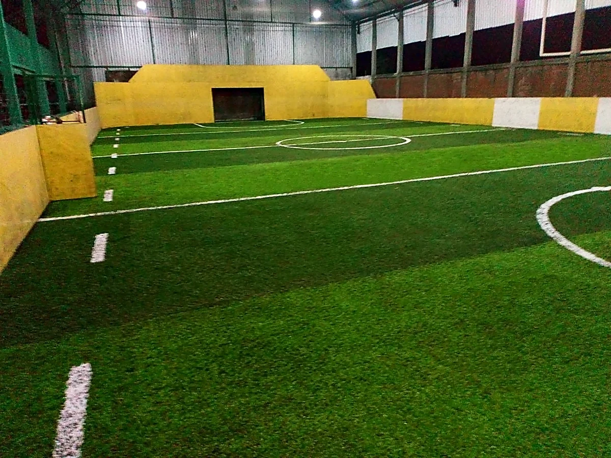 Cancha de fútbol rápido con pasto sintético en Deportivo Palmeira, Uruapan, Michoacán: líneas de juego insertadas en el pasto