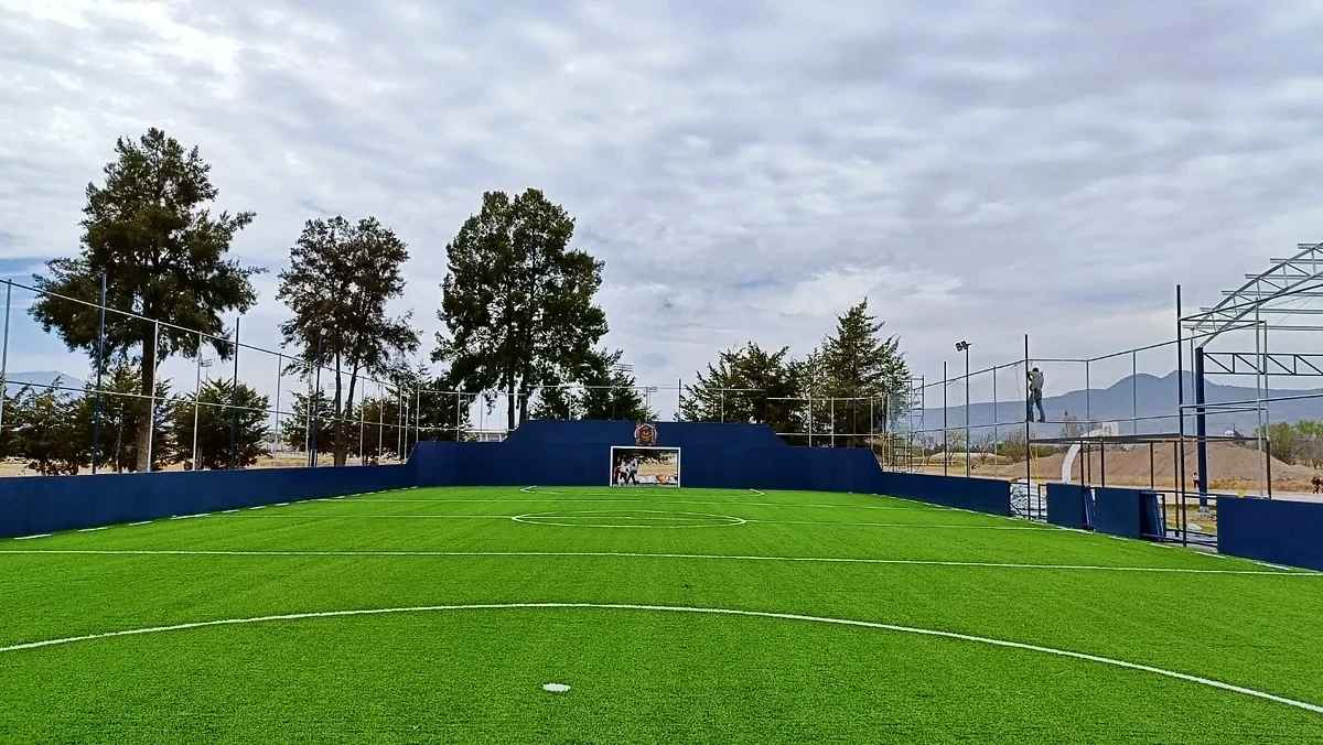 Cancha de fútbol rápido con pasto sintético en Fraccionamiento Real Universidad, Morelia