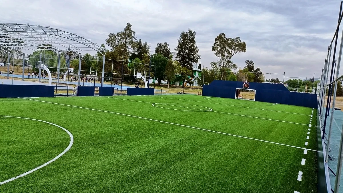 Cancha de fútbol rápido con pasto sintético en Fraccionamiento Real Universidad, Morelia, Michoacán: la cancha desde la línea lateral