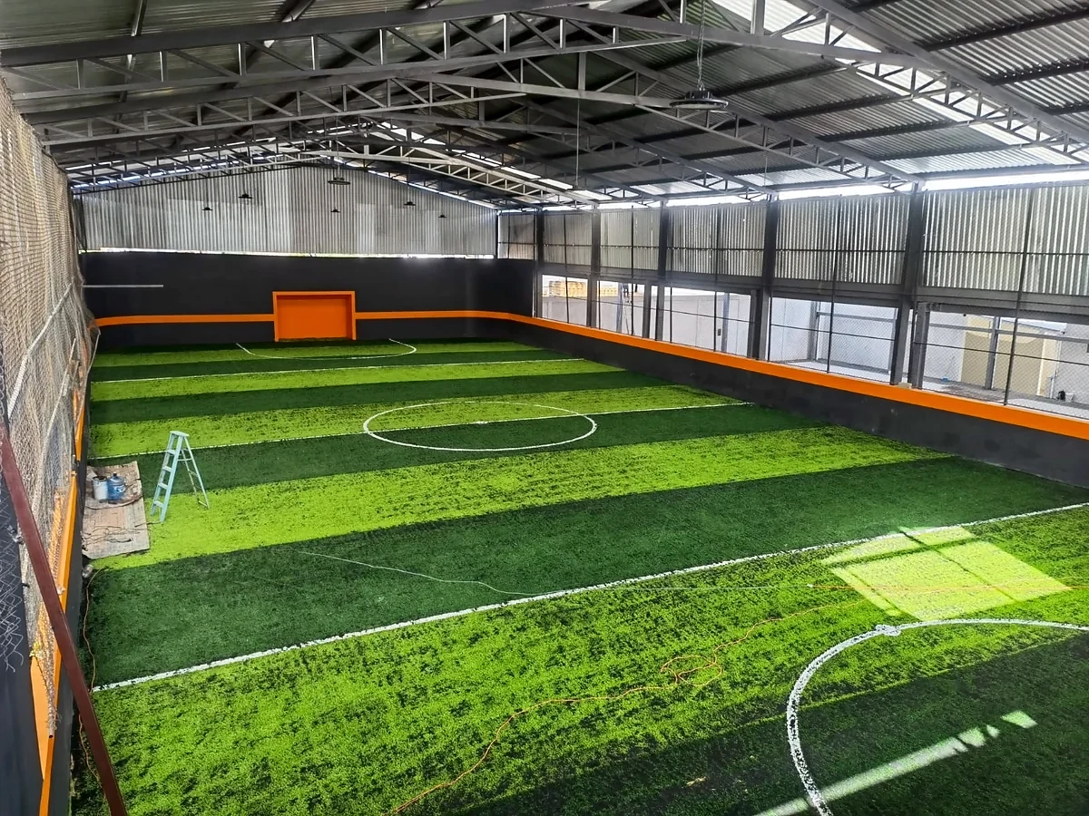 Cancha de fútbol rápido con pasto sintético en Morelia, Michoacán: líneas de juego insertadas en el pasto