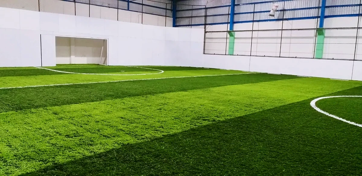 Cancha de fútbol rápido con pasto sintético en Paracho, Michoacán: otra vista de la cancha