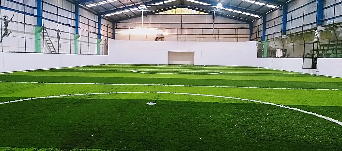 Detalle del pasto sintético de la cancha de fútbol rápido en Paracho, Michoacán