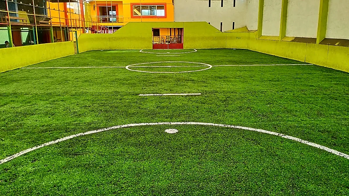 Cancha de fútbol rápido con pasto sintético en Pátzcuaro, Michoacán: líneas de juego insertadas en el pasto