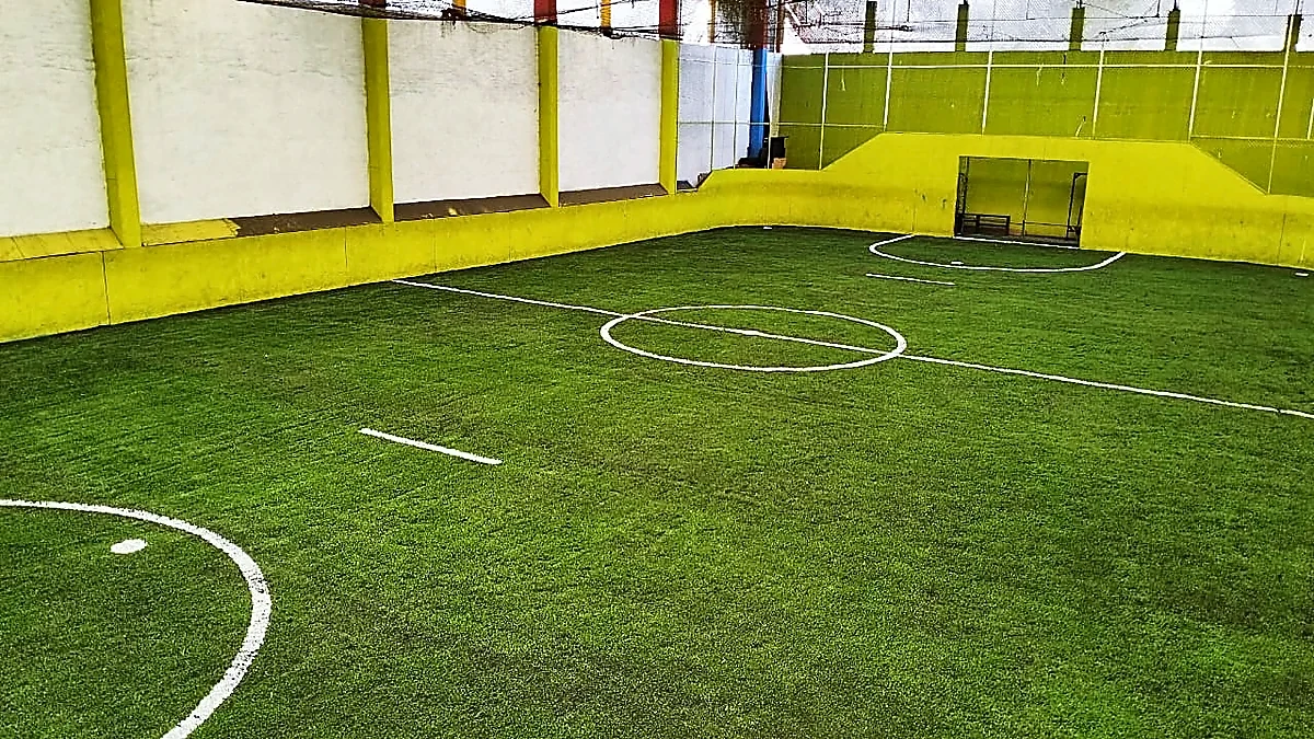 Cancha de fútbol rápido con pasto sintético en Pátzcuaro, Michoacán: la cancha desde la línea lateral