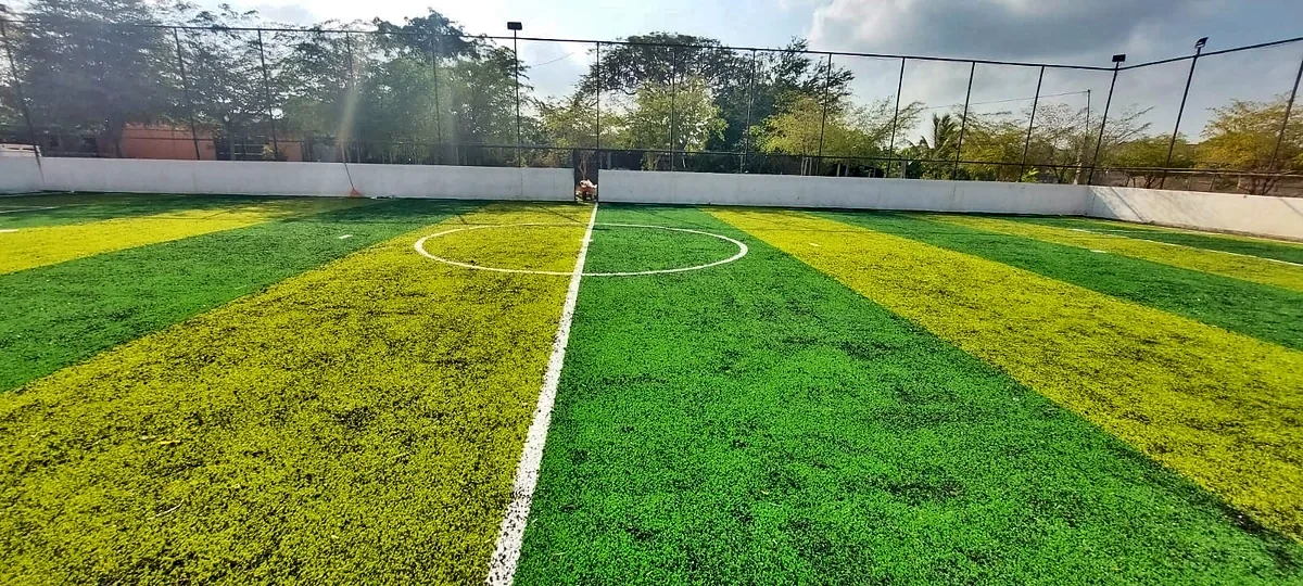 Cancha de fútbol rápido con pasto sintético en Tariácuri Sportclub, Lázaro Cárdenas
