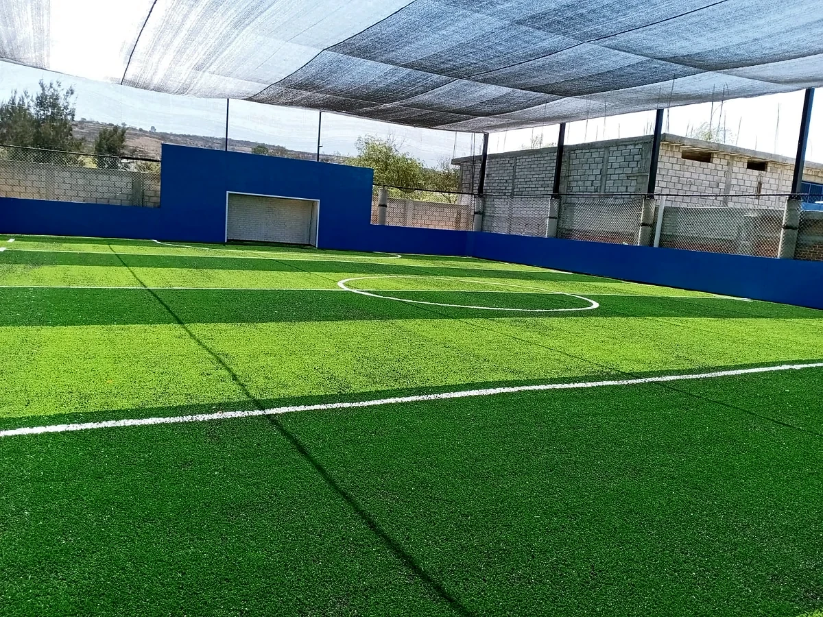 Cancha de fútbol rápido con pasto sintético en Tarímbaro, Michoacán: la cancha desde la línea lateral