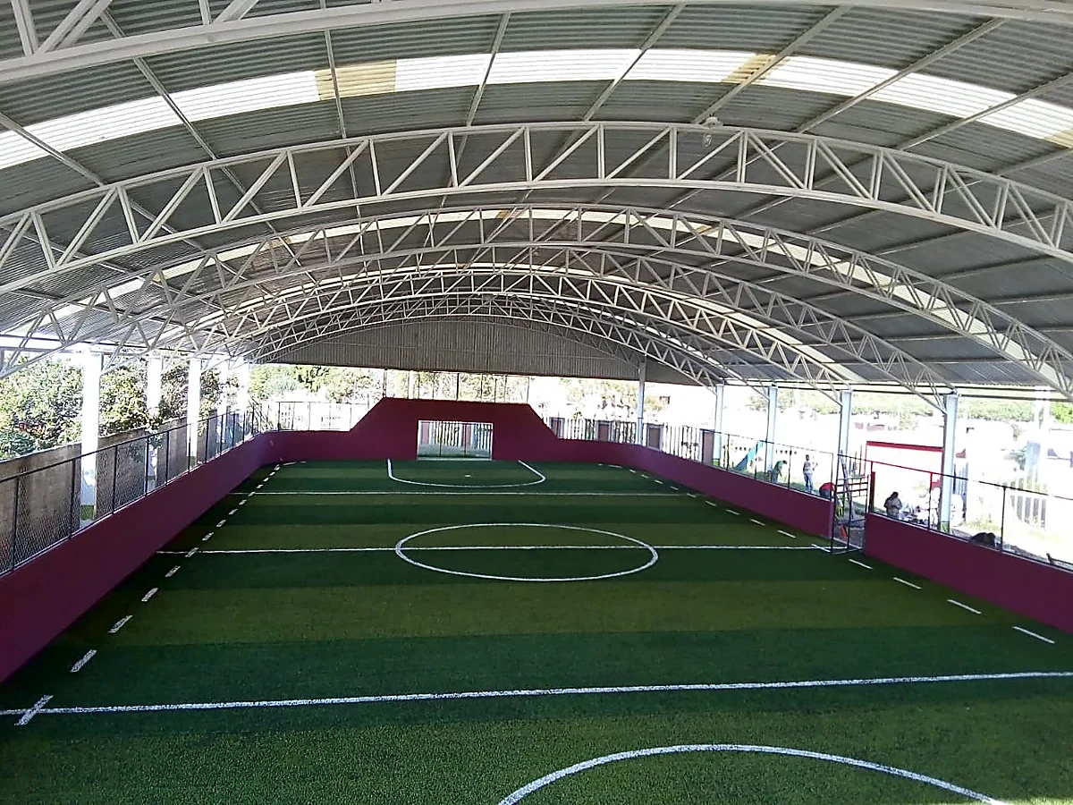 Cancha de fútbol rápido con pasto sintético en Zitácuaro, Michoacán
