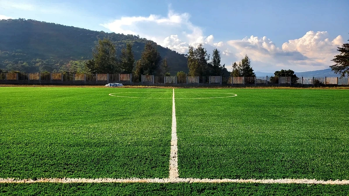 Cancha de fútbol soccer con pasto sintético en Acuitzio, Michoacán