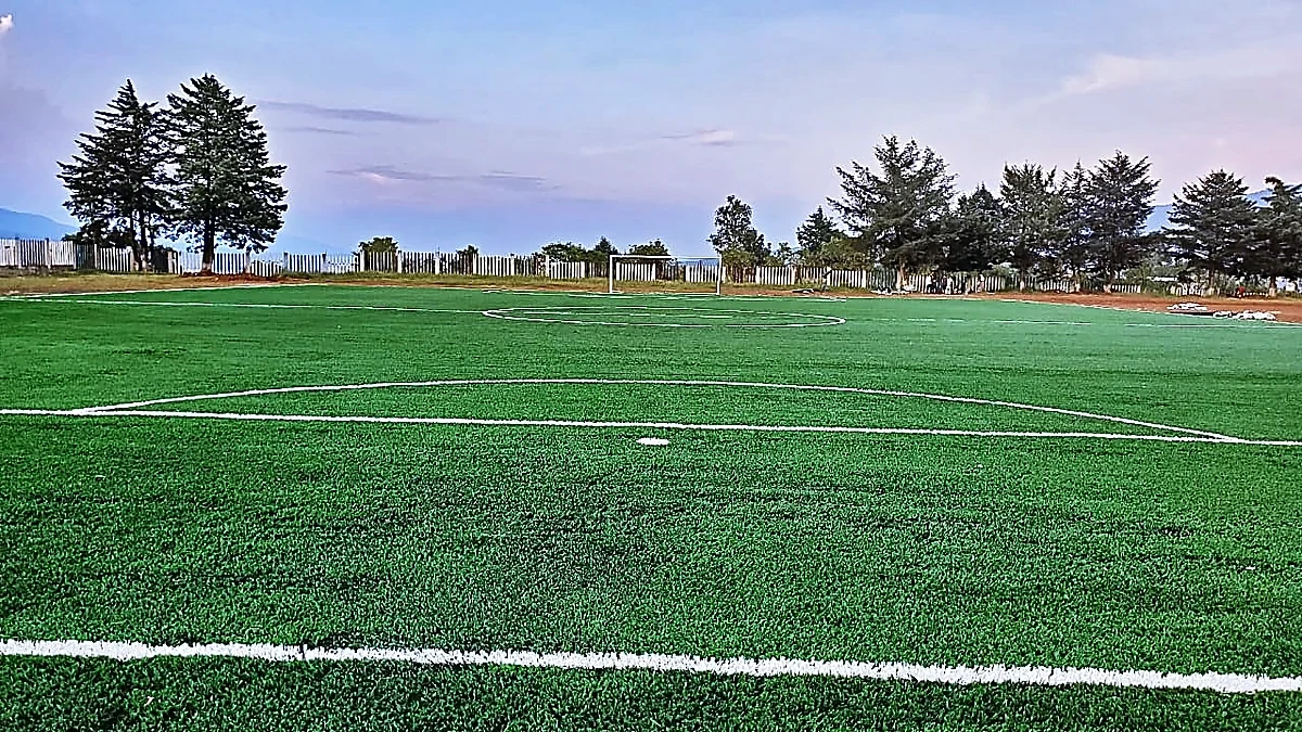 Detalle del pasto sintético de la cancha de fútbol soccer en Acuitzio, Michoacán