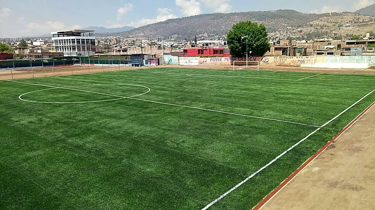 Cancha de fútbol soccer con pasto sintético en Campo Deportivo Maximo Martinez, Ciudad Hidalgo, Michoacán: líneas de juego insertadas en el pasto
