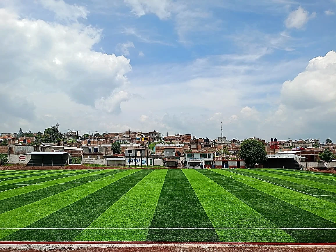 Cancha de fútbol soccer con pasto sintético en Ciudad Hidalgo, Michoacán