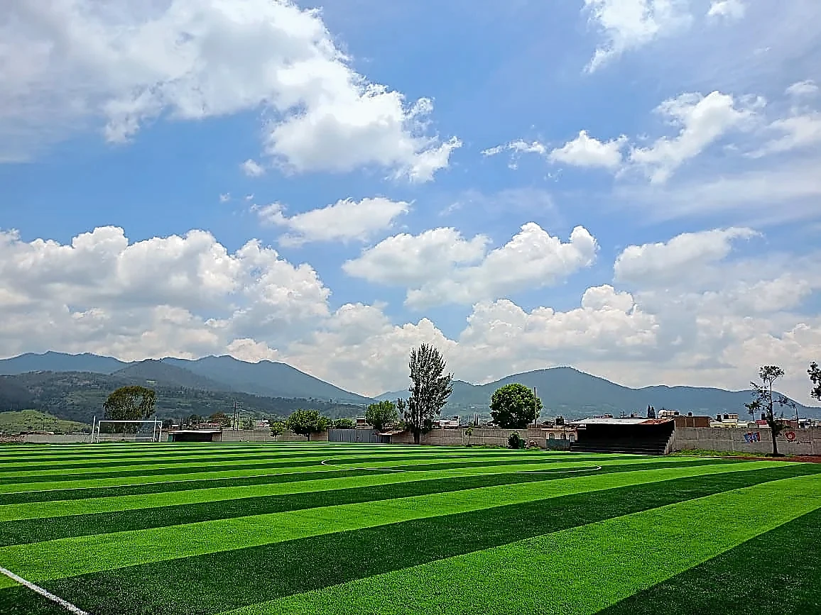 Cancha de fútbol soccer con pasto sintético en Ciudad Hidalgo, Michoacán: líneas de juego insertadas en el pasto