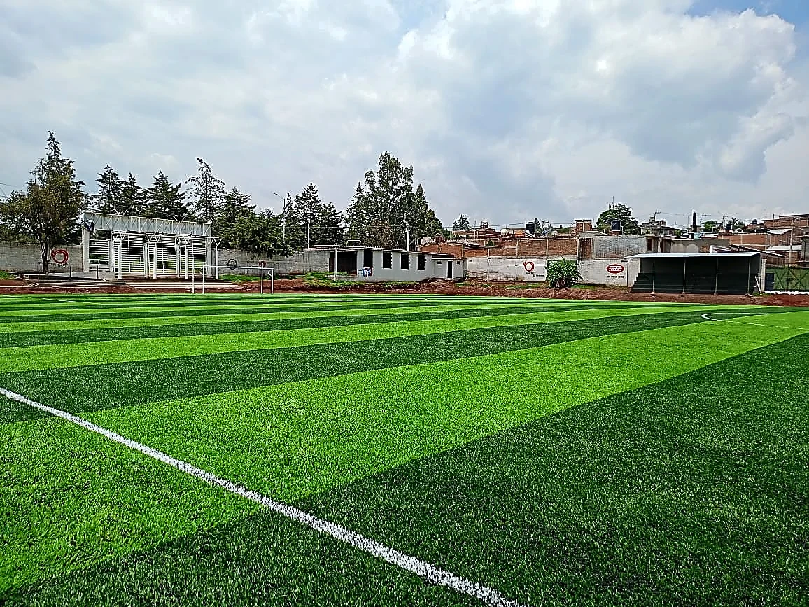 Detalle del pasto sintético de la cancha de fútbol soccer en Ciudad Hidalgo, Michoacán