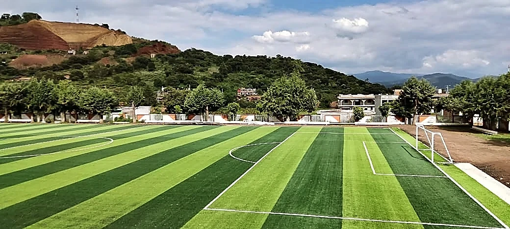 Cancha de fútbol soccer con pasto sintético en Unidad Deportiva 18 de Marzo, Tzintzingareo (Irimbo)