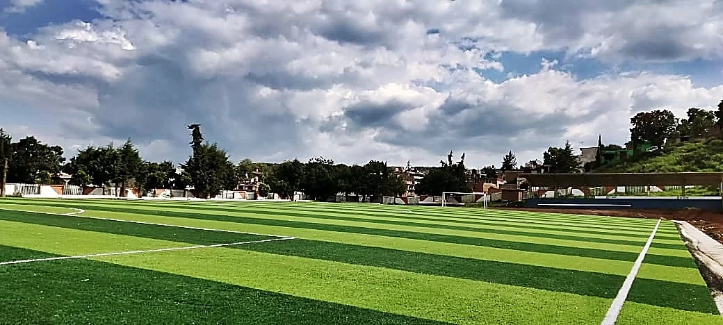 Detalle del pasto sintético de la cancha de fútbol soccer en Tzintzingareo (Irimbo), Michoacán