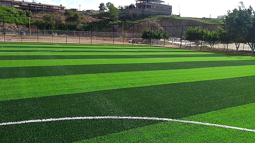 Cancha de fútbol soccer con pasto sintético en Unidad Deportiva Arteaga, cancha 1, Michoacán: otra vista de la cancha