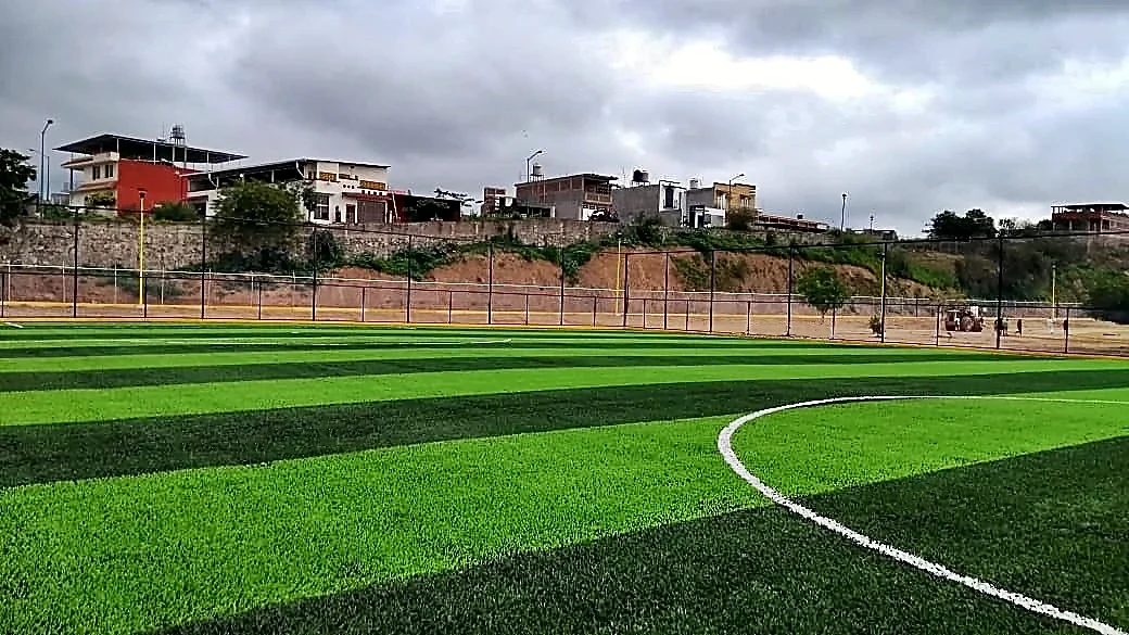 Cancha de fútbol soccer con pasto sintético en Unidad Deportiva Arteaga, cancha 2, Michoacán: líneas de juego insertadas en el pasto