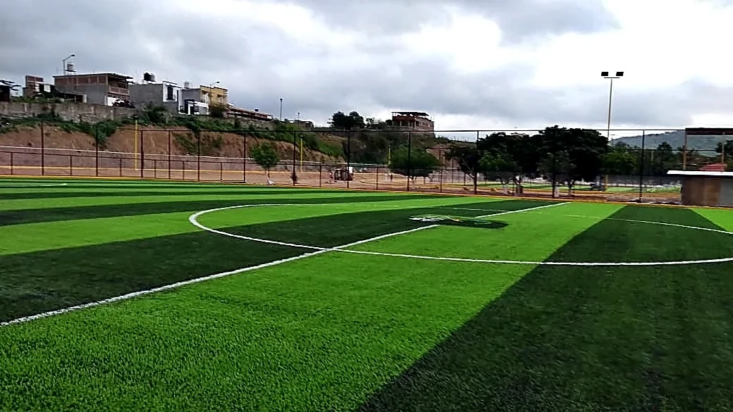 Cancha de fútbol soccer con pasto sintético en Unidad Deportiva Arteaga, cancha 2, Michoacán: la cancha desde la línea lateral