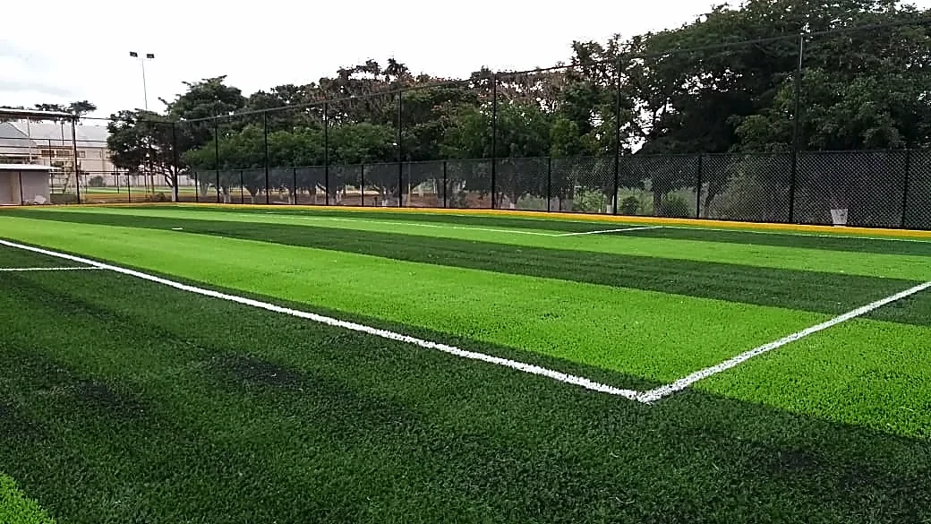 Cancha de fútbol soccer con pasto sintético en Unidad Deportiva Arteaga, cancha 2, Michoacán: otra vista de la cancha